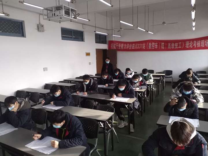 1、通宇航空制造公司的员工正在进行数控理论测试.jpg 1、通宇航空制造公司的员工正在进行数控理论测试.jpg