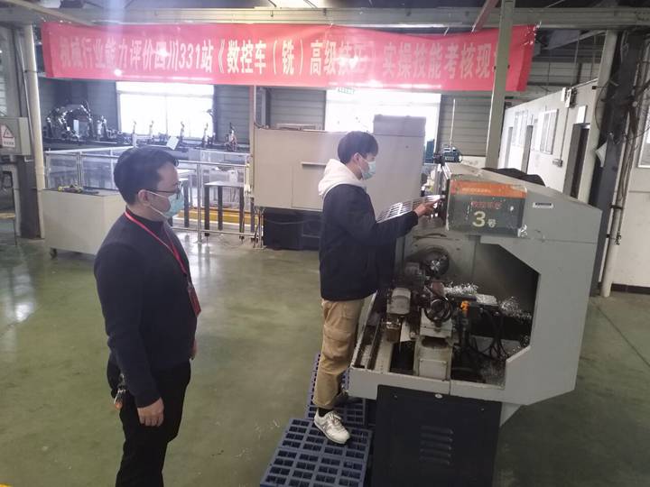 3、监考老师正在巡视进行数控车床实际操作考试的公司员工.jpg 3、监考老师正在巡视进行数控车床实际操作考试的公司员工.jpg